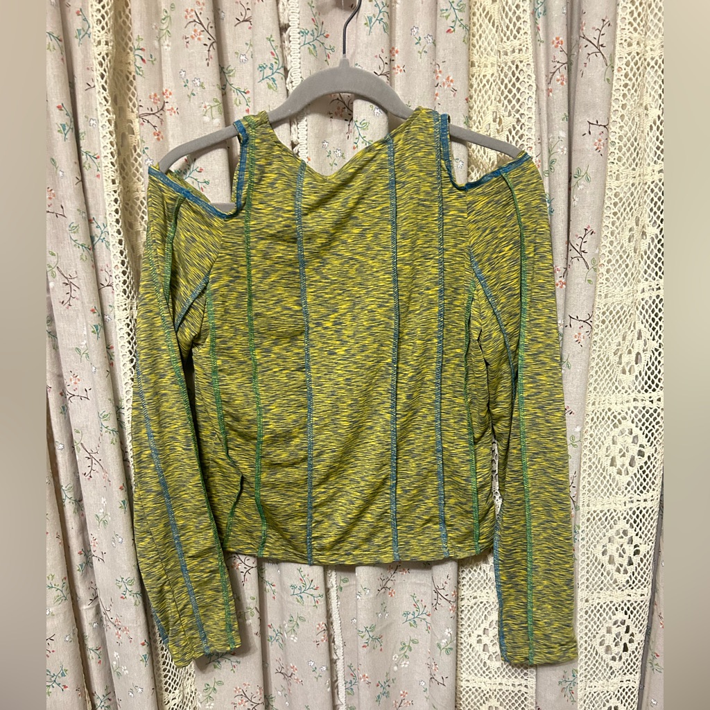 Hosbjerg Dafnie Cold Shoulder Top In Greyed Olive Size Medium Nwt — image 4 of 4